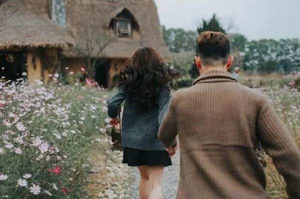 Cách tạo dáng chụp hình cặp đôi đẹp, hạnh phúc viên mãn