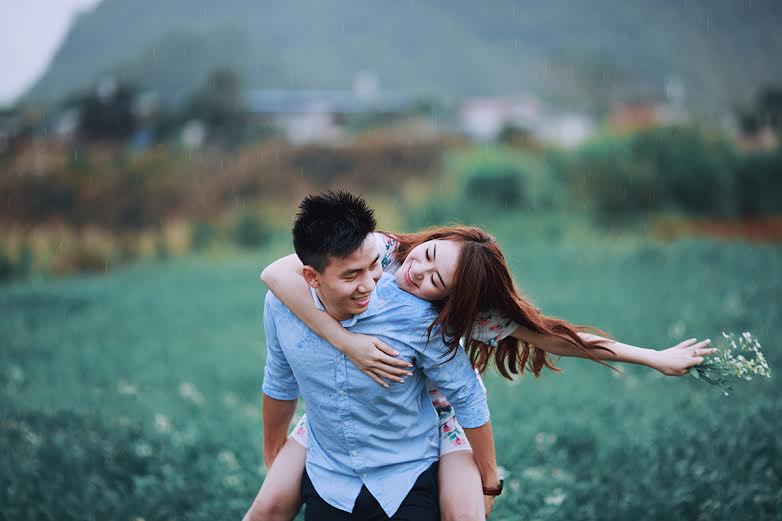Cách tạo dáng chụp hình cặp đôi đẹp, hạnh phúc viên mãn