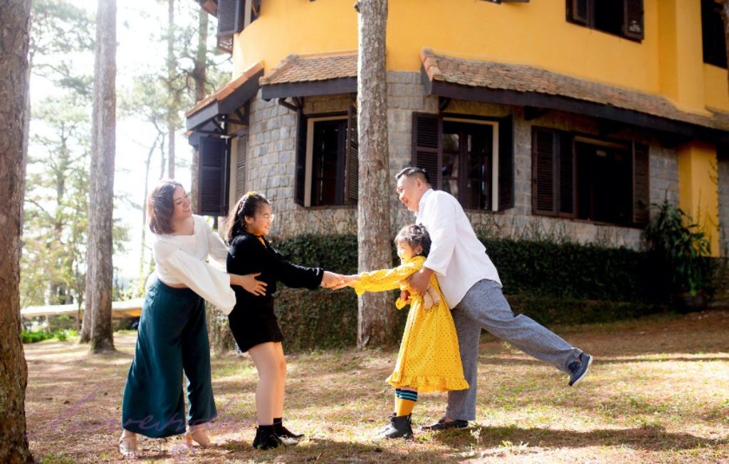 10 dịch vụ ghép ảnh gia đình tại Hội An mà bạn có thể chưa biết