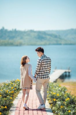 Cách tạo dáng chụp hình cặp đôi đẹp, hạnh phúc viên mãn